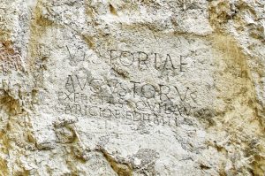 Rímsky nápis z terasy hotela Elizabeth