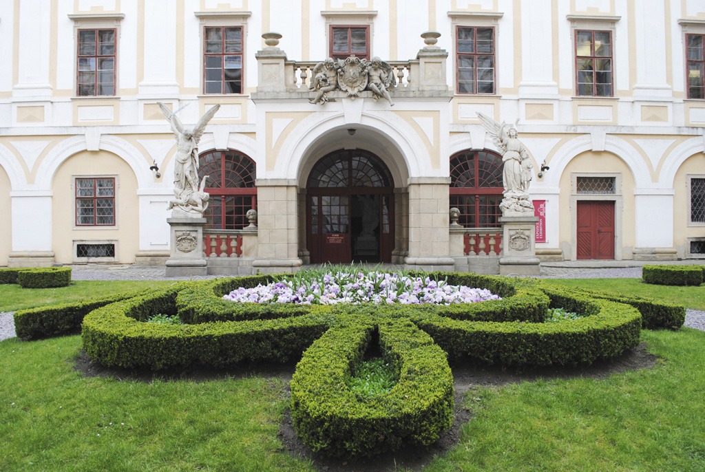 Arcibiskupský zámok