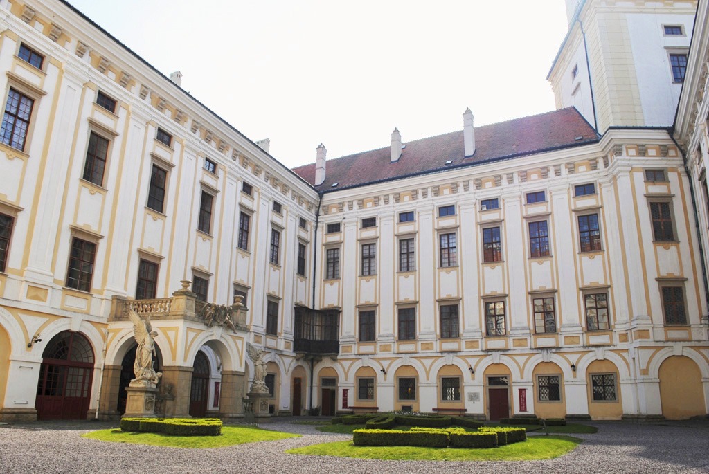 Arcibiskupský zámok