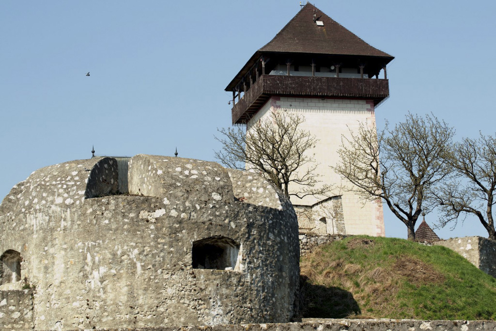 Pohľad na Trenčiansky hrad od Čerešňového sadu (z južnej strany)