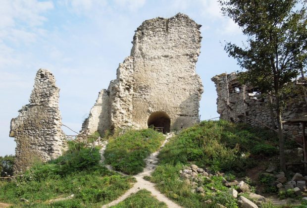 Ponúkame 7 tipov na individuálne túry a výchádzky k hradným zrúcaninám, Viniansky-hrad