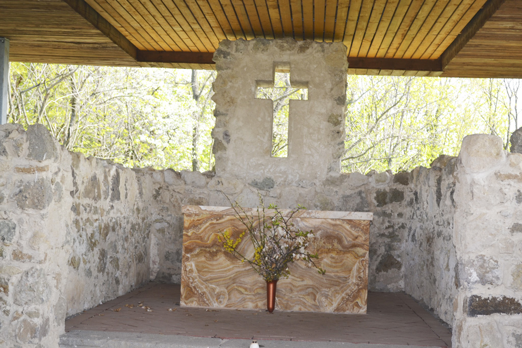 Kalvária v Leviciach a nad ňou neprehliadnuteľný kríž, torzo kostolíka