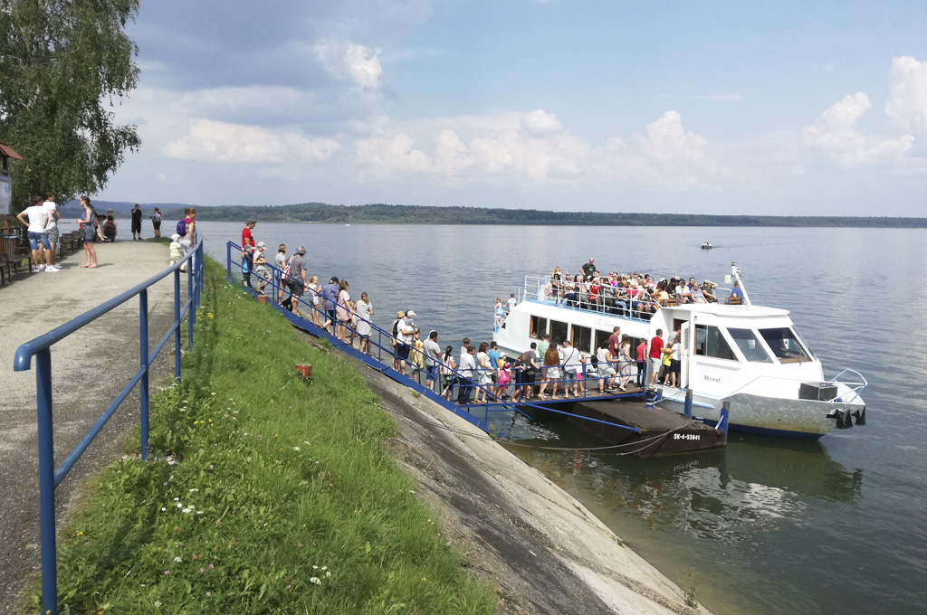 Oravská priehrada, Leto na Slovensku –Lexikon, kúpanie, relax, Slanický ostrov umenia aj vás inšpiruje, Loď OG Slanica v prístave č. 2