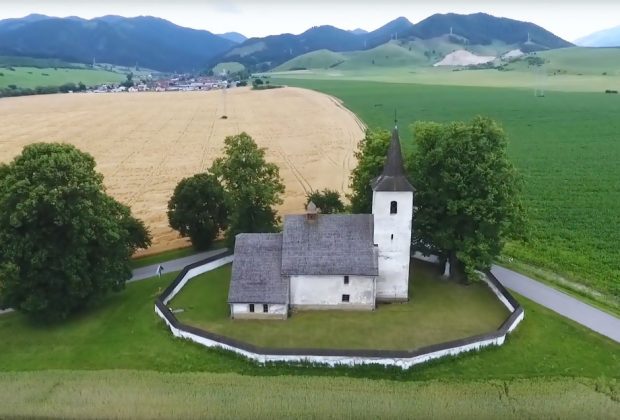 Blízko Ružomberku, v dedinke Ludrová sa nachádza tajomný gotický kostolík