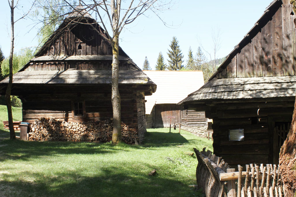 Múzeum kysuckej dediny a Historická lesná úvraťová železnica vo Vychylovke