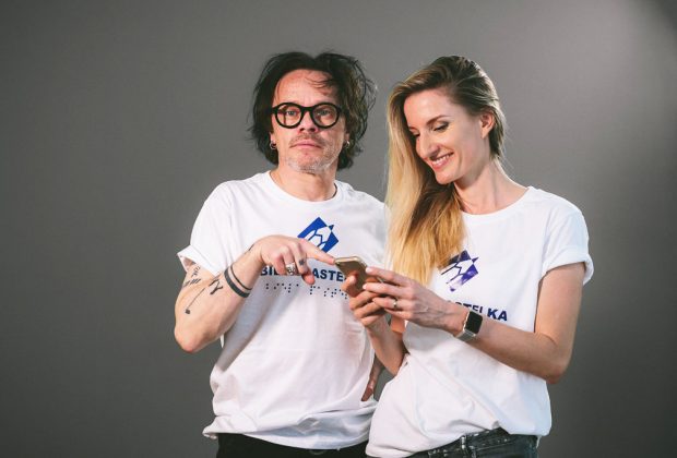 Verejná zbierka Biela pastelka 2020, Adela Vinczeova a Robo Roth, zbiera podpora zrakovo postihnuty