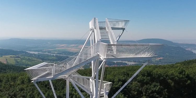 Neseďte doma a navštívte rozhľadne na Slovensku, Vyhliadkova veza Devinska Kobyla