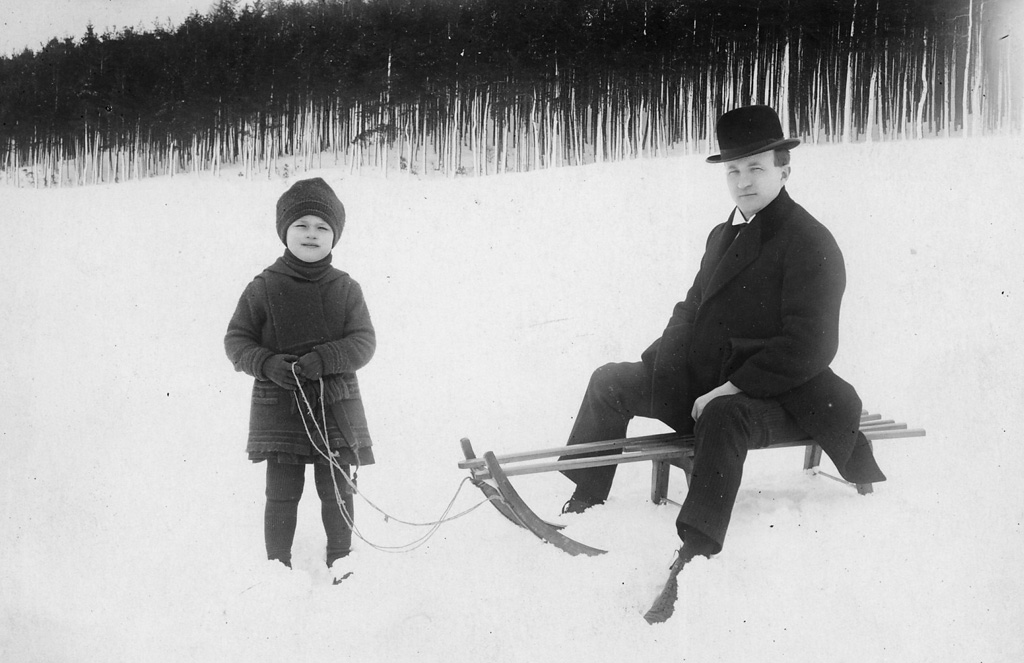 1940-1949 Základom panského šatníka bol oblek, biela košeľa a pokrývka hlavy - klobúk