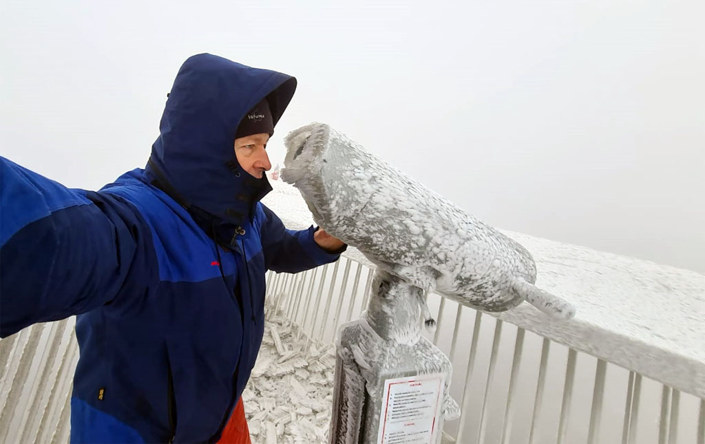 Zasnezená Devínska Kobyla – tradičná prechádzka Bratislavčanov za zimnou idylou, zamrznuty dalekohlad,