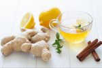 Zmiernenie príznakov chrípky a nachladnutia babskými receptami, zazvor, citron, caj