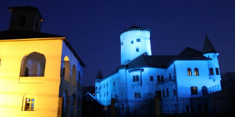 Budatínsky hrad bude na Veľkú noc svietiť namodro - ako symbolické gesto i pomoc