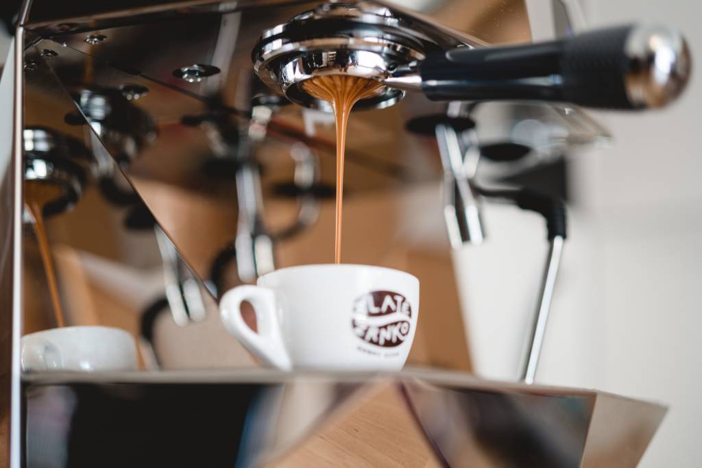 kávička, kavovar, pitie kavy, stroj na kavu, Káva Zlaté Zrnko, lahodne espresso, objednaj si kavu