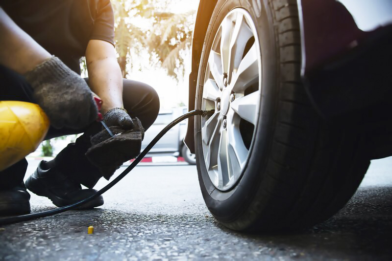 Auto a servis pred cestou, olej údržba vozidla bezpečnosť na ceste, pneumatiky, hustenie