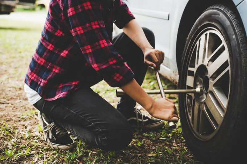 Servis a auto pred cestou olej údržba vozidla bezpečnosť na ceste, výmena pneu, defekt