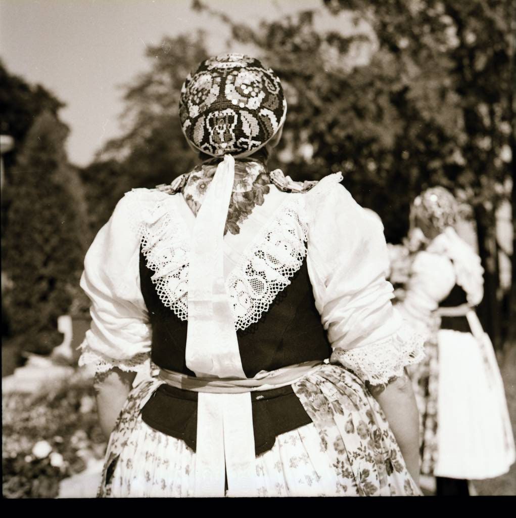 Batizovská žena v kroji na dobovej fotografii